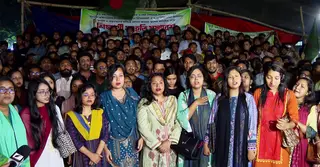 রাজু ভাস্কর্যে সমবেত কণ্ঠে জাতীয় সংগীত পরিবেশন